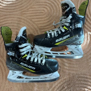 Junior Bauer Vapor X4 Hockey Skates Extra Wide Width Size 3 (Used)