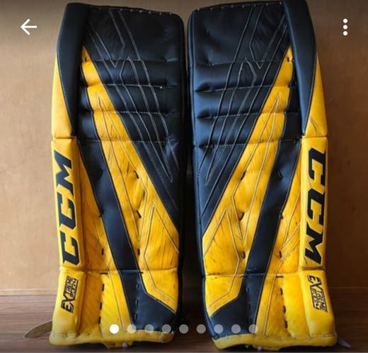 33" CCM Extreme Flex 4.9 Goalie Leg Pads (Used)