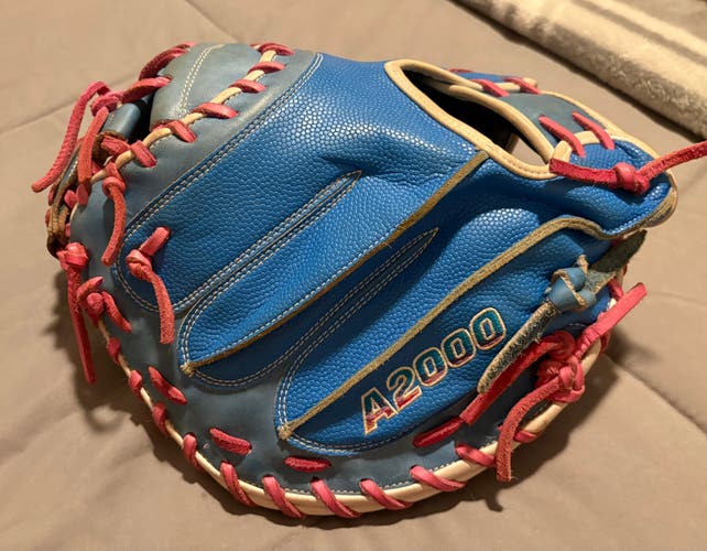2025 Wilson A2000 RH Catcher's Baseball Glove 33" (Used)