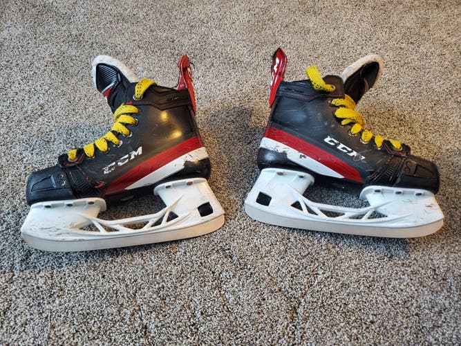 CCM JetSpeed FT4 Hockey Skates Regular Width Size 2.5 (Used)