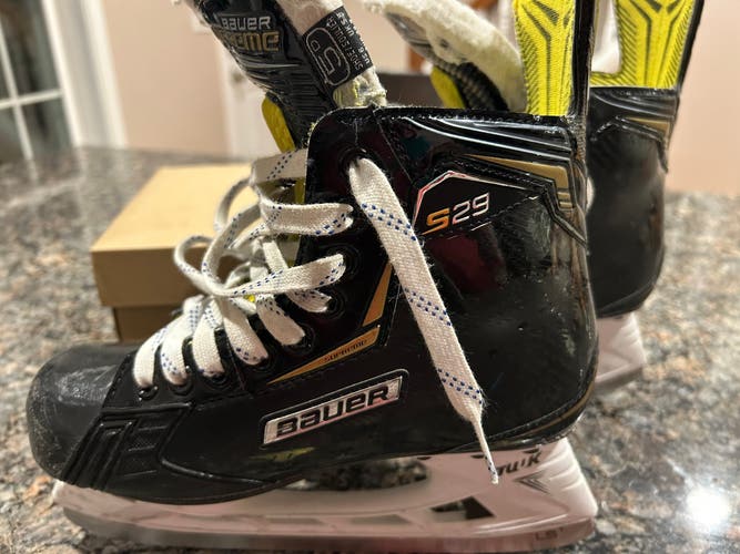 Bauer Supreme S29 Hockey Skates Regular Width Size 5 (Used)