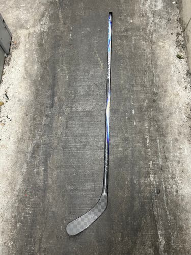 Cracked Senior Bauer Vapor Flylite Right Handed Hockey Stick P92 79 Flex (Used)