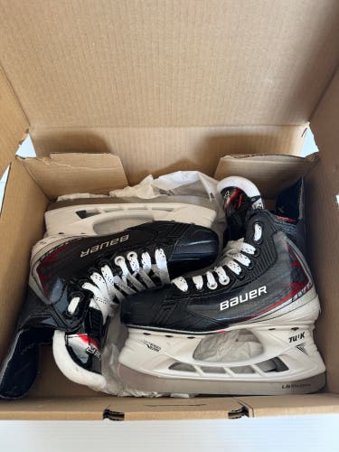 Like New Size 2.5 D Junior Bauer Vapor Fly40 Hockey Skates