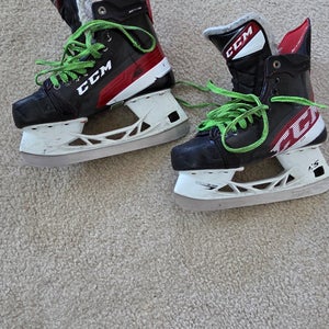 CCM JetSpeed FT4 Pro Hockey Skates Regular Width 6 (Used)