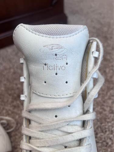 EDEA Motivo Figure Skates Size 215 with Blade