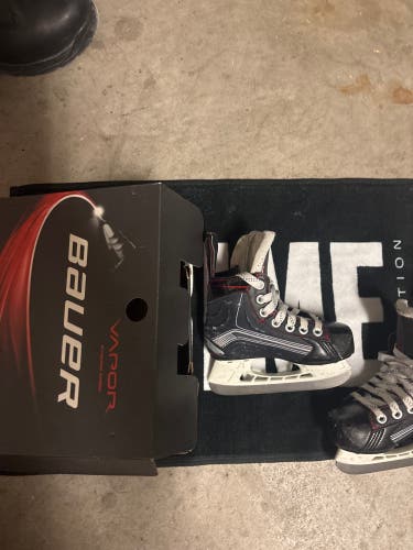 2015 Bauer Vapor X300 Hockey Skates Regular Width 9 (*LIGHTLY Used) With Box