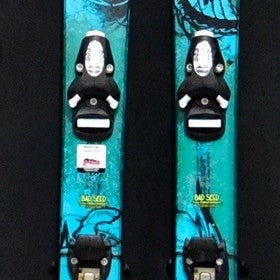 K2 BAD SEED TWIN TIP SKIS SIZE 129 CM WITH ROSSIGNOL BINDINGS