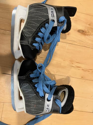 2003 CCM Powerline Hockey Skates Regular Width 9 (Used)