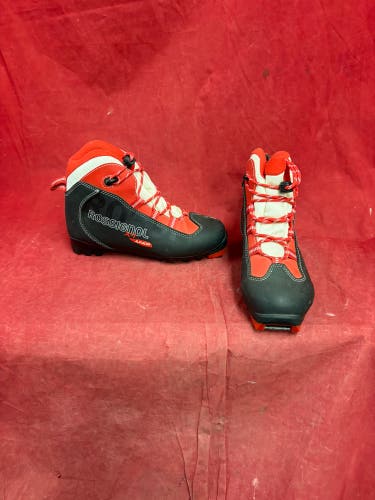 Cross Country Ski Boots: Classic Size 7.5 Rossignol Cross Country Ski Boots (Used)