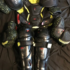 Medium Junior Bauer Vapor X3.0 Shoulder Pads (Used)