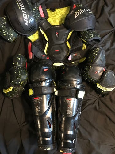 Medium Junior Bauer Vapor X3.0 Shoulder Pads (Used)