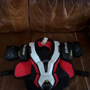 Men's Medium Intermediate Bauer Vapor Hyperlite Shoulder Pads (Used)