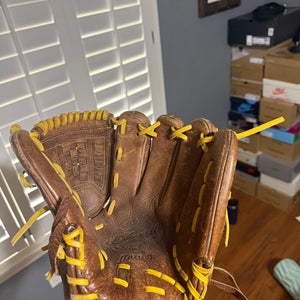 2018 Mizuno Classic Pro RH Pitcher's Baseball Glove 12" (Used)