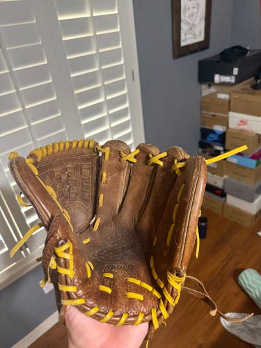 2018 Mizuno Classic Pro RH Pitcher's Baseball Glove 12" (Used)