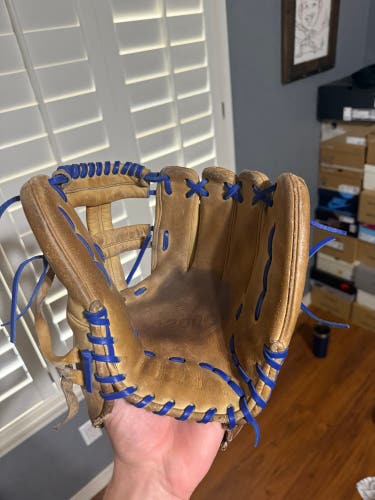 Wilson A2000 RH Infield Baseball Glove 11.75" (Used)