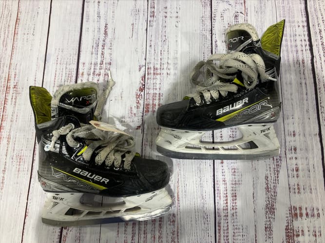 Junior Bauer Vapor X4 Hockey Skates Size 3.5EE (Used)