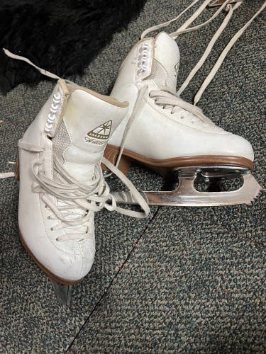 Jackson Ultima Artiste Figure Skates C Adult 4 (Used)