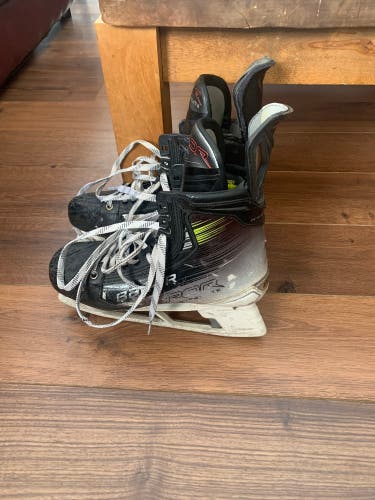 2023 Bauer Vapor Hyperlite 2 Hockey Skates 8.5 (Used)