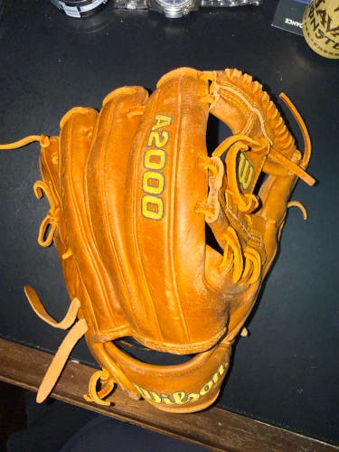 Wilson A2000 RH Infield Baseball Glove 11.5" (Used)