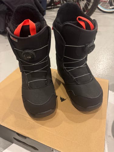 6Y (Big Kids / Youth) Burton Zipline Boa Snowboard Boots (Used)