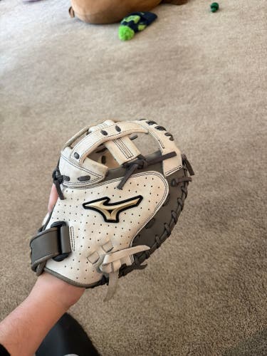 Mizuno Global Elite VOP RH Catcher's Softball Glove 34" (Used)