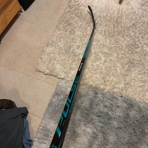 Senior Bauer Pulse Right Handed Hockey Stick P28 65 Flex (Used)