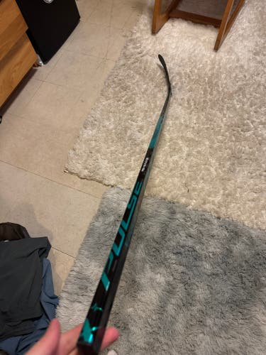 Senior Bauer Pulse Right Handed Hockey Stick P28 65 Flex (Used)