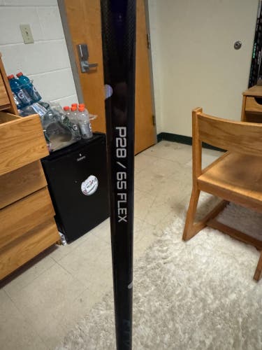 Intermediate Bauer Vapor Flylite Right Handed Hockey Stick P28 65 Flex (New)