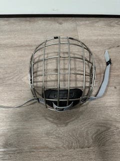 Medium Bauer 4500 Cage (Like New)