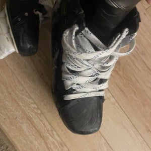 Black 2023 Bauer Vapor Hyperlite 2 Hockey Skates Regular Width 8.5 (Used)