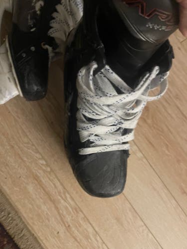 Black 2023 Bauer Vapor Hyperlite 2 Hockey Skates Regular Width 8.5 (Used)