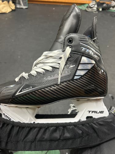 Black 2024 True Catalyst 9x4 Hockey Skates Regular Width 9 (New)