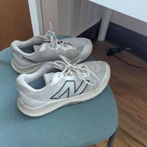 White Kid's 6.5Y (Big Kids / Youth) Youth New Balance Turf Cleats (Used)