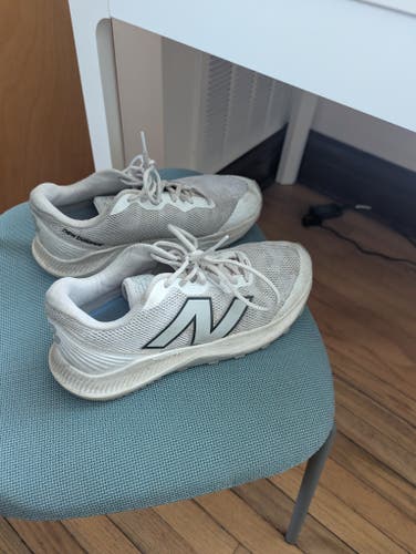 White Kid's 6.5Y (Big Kids / Youth) Youth New Balance Turf Cleats (Used)