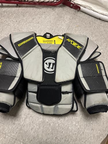 Small / Medium 2022 Warrior Ritual RX3 E Goalie Chest Protector (Used)