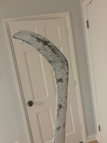 Intermediate Bauer Vapor Hyperlite 2 Right Handed Hockey Stick P92 65 Flex (Used)