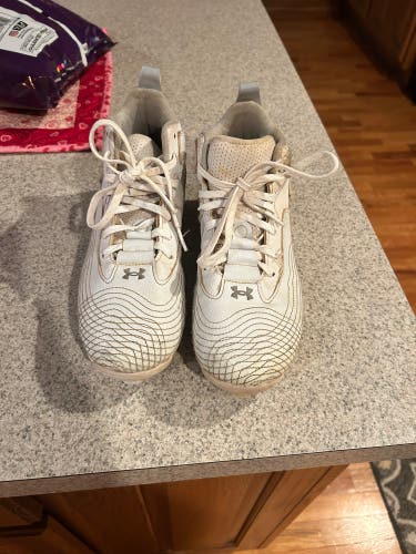 White Kids 4Y (Big Kids / Youth) Youth Under Armour Molded Cleats Cleats (Used)