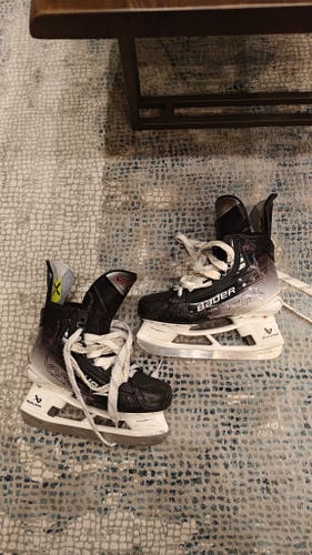 Bauer Vapor Hyperlite 2 Hockey Skates 6.5 (Used)