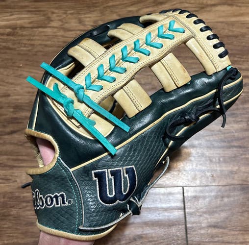 Outfield RH Wilson A2000 Baseball Glove 12.75" (Used)