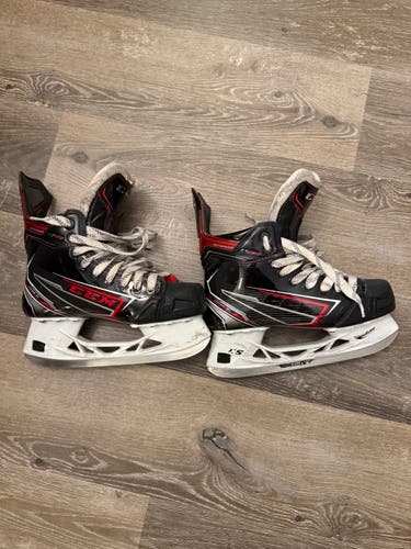 Black CCM JetSpeed FT490 Hockey Skates Regular Width Size 5 (Used)