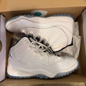 White Unisex 3Y (Big Kids / Youth) Youth Air Jordan 11 Retro Shoes (Used)