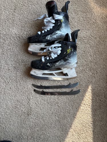 2023 Bauer Vapor Hyperlite 2 Hockey Skates Size 5 (Used)