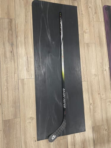 Senior Bauer Vapor Hyperlite 2 Right Handed Hockey Stick P92 77 Flex (Used)