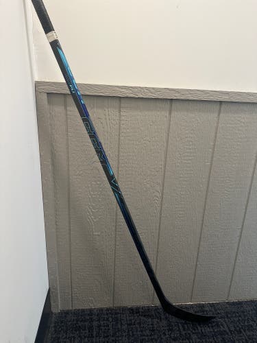 Junior CCM Vizion 2 Right Handed Hockey Stick P28 50 Flex Uncut (Used)