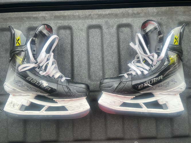 Black/Gray 2023 Bauer Vapor Hyperlite 2 Hockey Skates Regular Width 8.5 (Used)