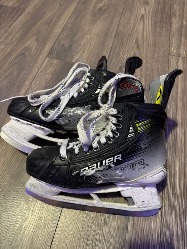 2023 Bauer Vapor Hyperlite 2 Hockey Skates Size 4.5 (Used)