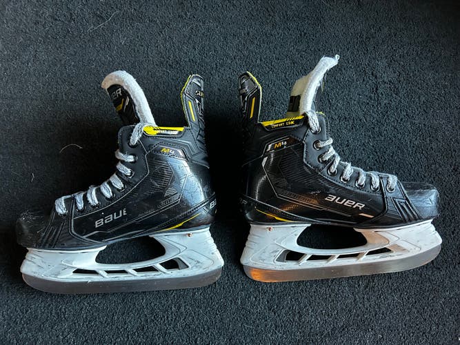 Black/Yellow 2023 Bauer Supreme M4 Hockey Skates Regular Width Size 4 (Used)