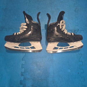 Black Bauer Hockey Skates Regular Width Pro Stock 6.5 (Used)