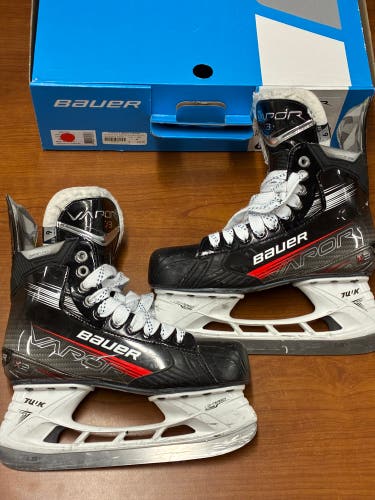 Intermediate Bauer Vapor X3 Hockey Skates Regular Width 6 (Used)