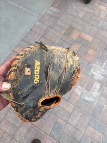 Wilson A2000 RH Catcher's Baseball Glove 32.5" (Used)
